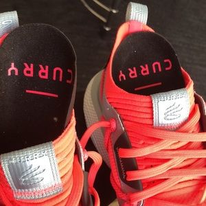 NWOT - UNDER ARMOUR (M7/W8.5) Curry UNISEX